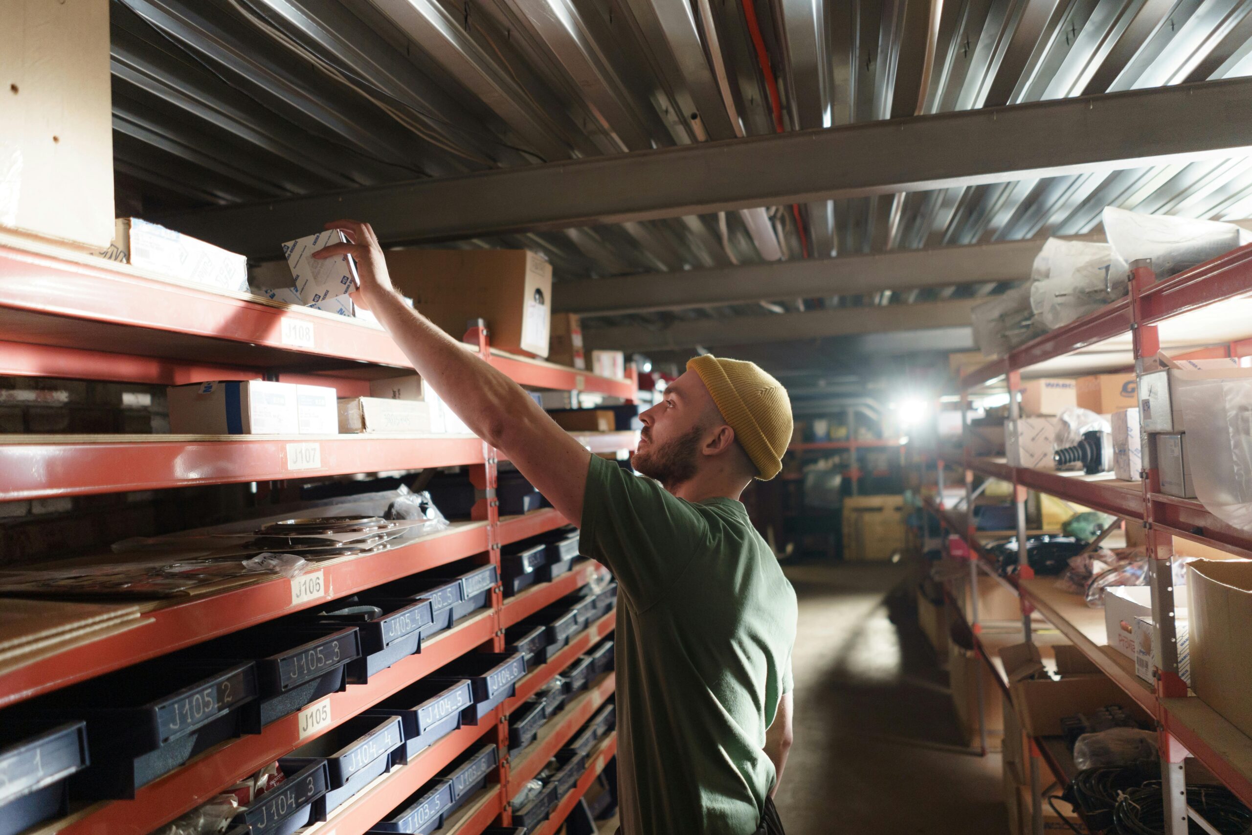 How Industrial Storage Shelves Support Efficient Inventory and Equipment Management